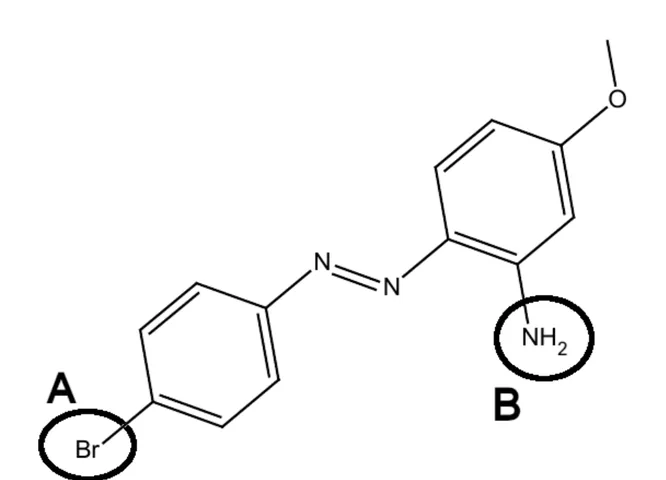 Formule topologique du ligand : deux cycles benzéniques reliés par un pont N=N. Le premier cycle porte un atome de brome Br, entouré et repéré A. Le second cycle porte, à côté du pont N=N, un groupe NH2 entouré et repéré B, et à l'opposé un groupe O-CH3 dessiné en trait.
