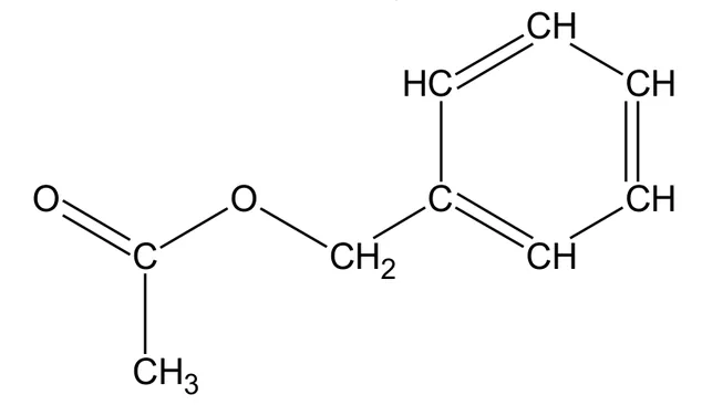 Formule semi-développée de l'éthanoate de benzyle : un groupe CH3 lié à un carbone qui porte un oxygène doublement lié et un oxygène simplement lié ; cet oxygène est relié à un groupe CH2, lui-même lié à un cycle benzénique de cinq CH et un C.