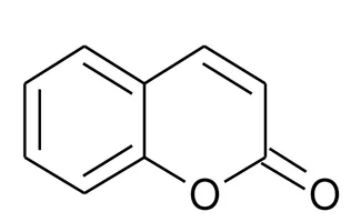 Formule topologique de la coumarine simple : un cycle benzénique accolé à un second cycle à six atomes qui contient un atome d'oxygène dans le cycle et porte, sur le carbone voisin de cet oxygène, un second oxygène doublement lié ; une double liaison carbone-carbone complète ce second cycle.